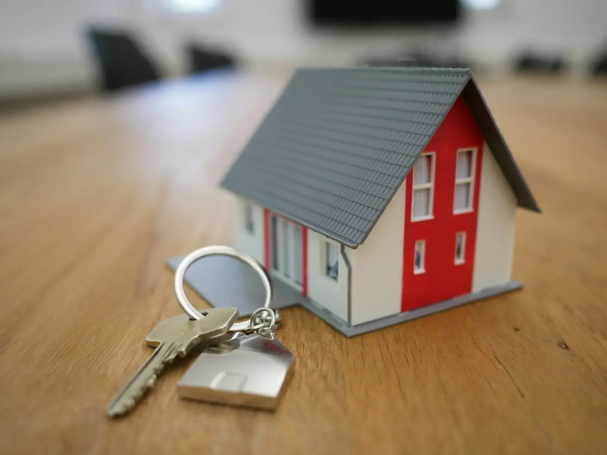 House keys with a small model home – representational image